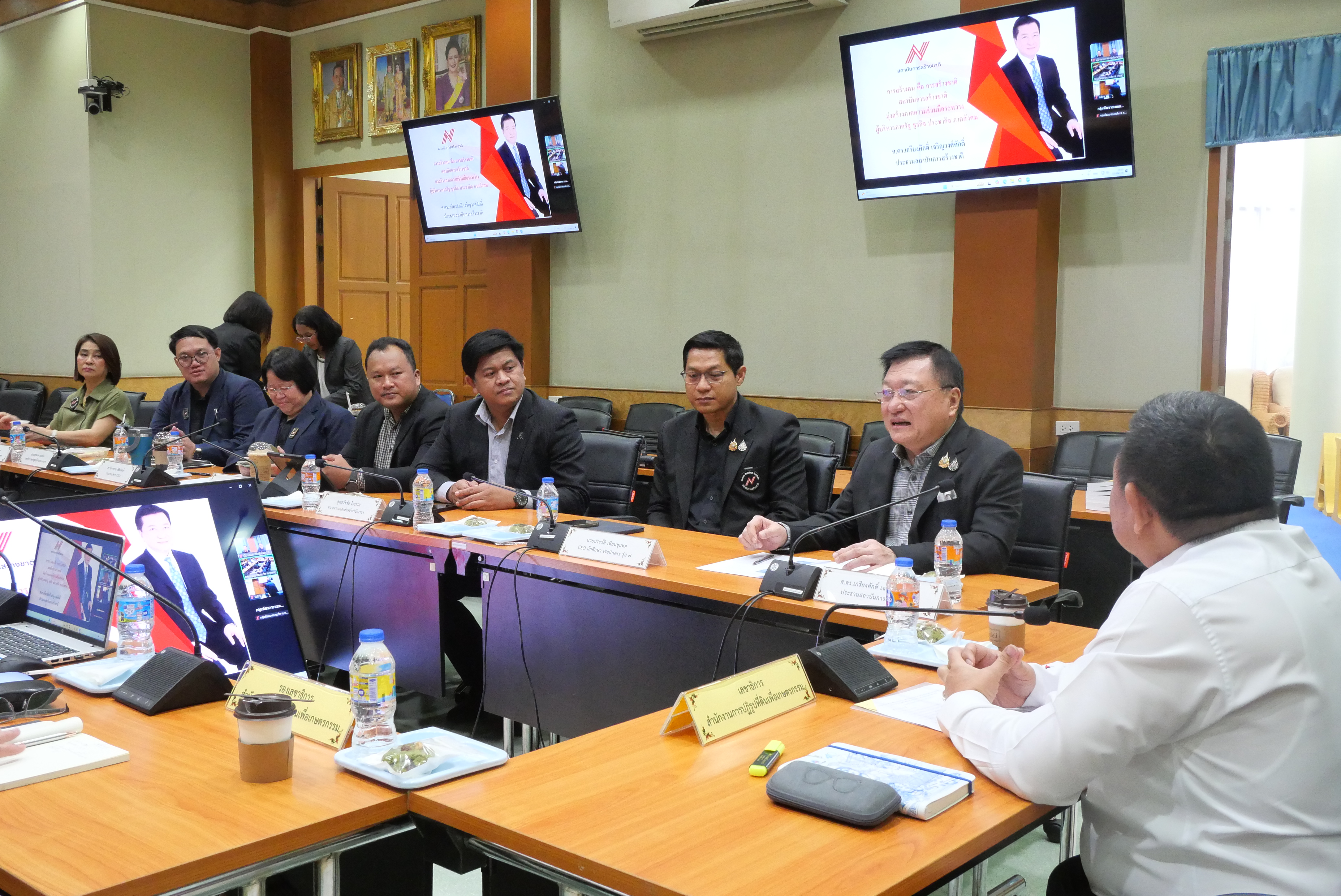 title - ส.ป.ก. ต้อนรับคณะสถาบันการสร้างชาติ (สกสช.) Nation-Buliding Institute (NBI) ในการเข้าเยี่ยมหน่วยงานองค์กร 